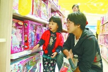 我帶6歲女兒再婚，每次一出差她就大哭，我偷偷查看監控火冒三丈