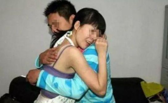 女子生日丈夫送條項鍊，第二天戴去上班，同事扔來手機，女子傻住