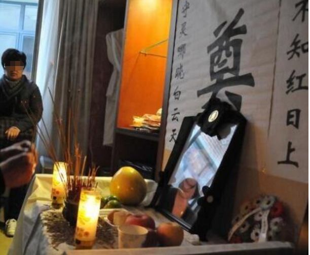 女兒遠嫁20年沒回家，卻每月給媽寄2千元，媽假裝去世，蒙了