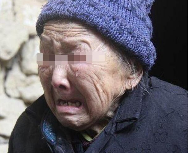 女兒遠嫁20年沒回家，卻每月給媽寄2千元，媽假裝去世，蒙了