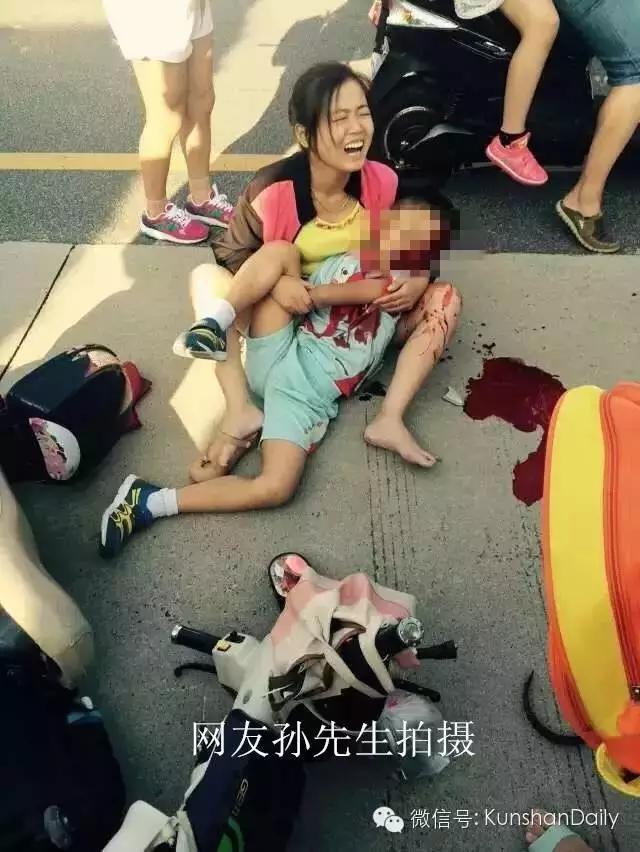血的教訓！孩子沒了，媽媽跪地崩潰大哭！家長接送孩子千萬小心，所有台灣人都快來看.... 