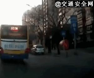 血的教訓！孩子沒了，媽媽跪地崩潰大哭！家長接送孩子千萬小心，所有台灣人都快來看.... 