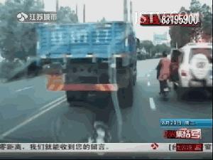 血的教訓！孩子沒了，媽媽跪地崩潰大哭！家長接送孩子千萬小心，所有台灣人都快來看.... 