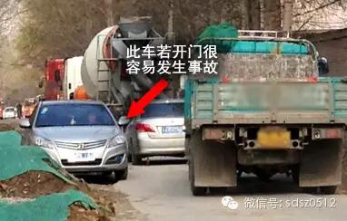 血的教訓！孩子沒了，媽媽跪地崩潰大哭！家長接送孩子千萬小心，所有台灣人都快來看.... 