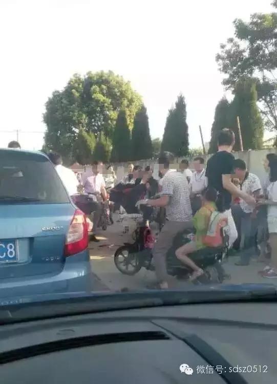 血的教訓！孩子沒了，媽媽跪地崩潰大哭！家長接送孩子千萬小心，所有台灣人都快來看.... 