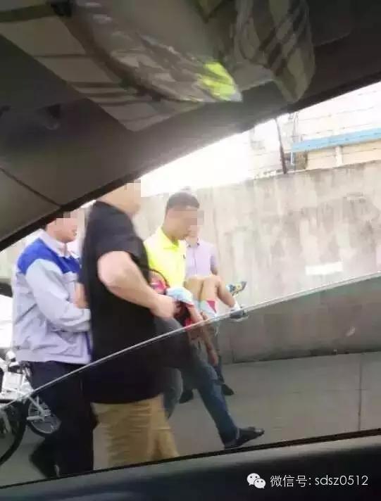血的教訓！孩子沒了，媽媽跪地崩潰大哭！家長接送孩子千萬小心，所有台灣人都快來看.... 