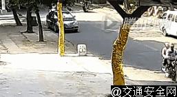 血的教訓！孩子沒了，媽媽跪地崩潰大哭！家長接送孩子千萬小心，所有台灣人都快來看.... 