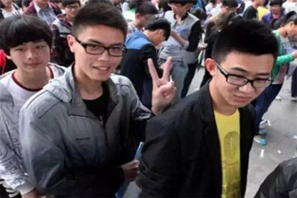 父親失蹤10年，兒子考上清華，升學宴來輛豪車，母親見來人蒙住
