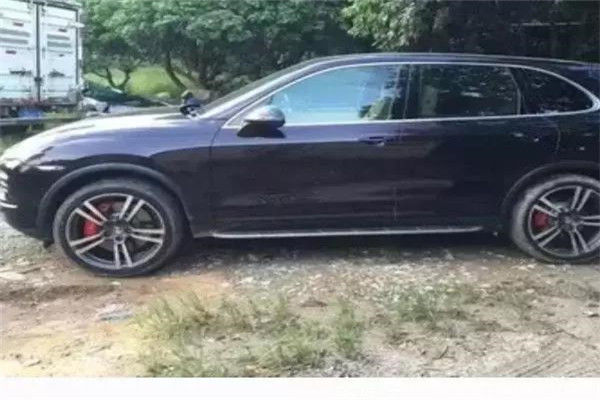 父親失蹤10年，兒子考上清華，升學宴來輛豪車，母親見來人蒙住
