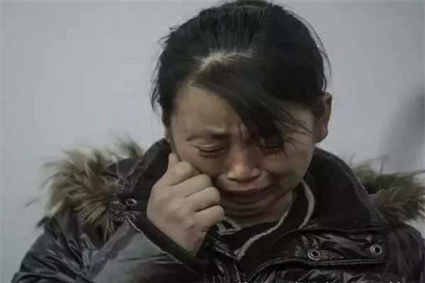 父親失蹤10年，兒子考上清華，升學宴來輛豪車，母親見來人蒙住