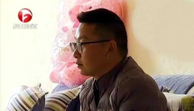 婚後妻子一直不圓房，丈夫外出工作前提要求，妻子一腳將他踹下床