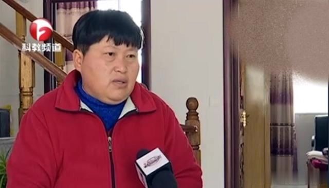 婚後妻子一直不圓房，丈夫外出工作前提要求，妻子一腳將他踹下床