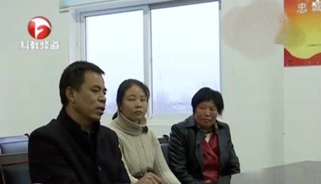 婚後妻子一直不圓房，丈夫外出工作前提要求，妻子一腳將他踹下床