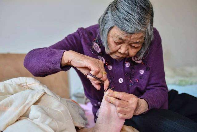 婆婆給我煲湯喝，6歲小姑子貪玩要跟我換碗，喂她一口我哽咽了