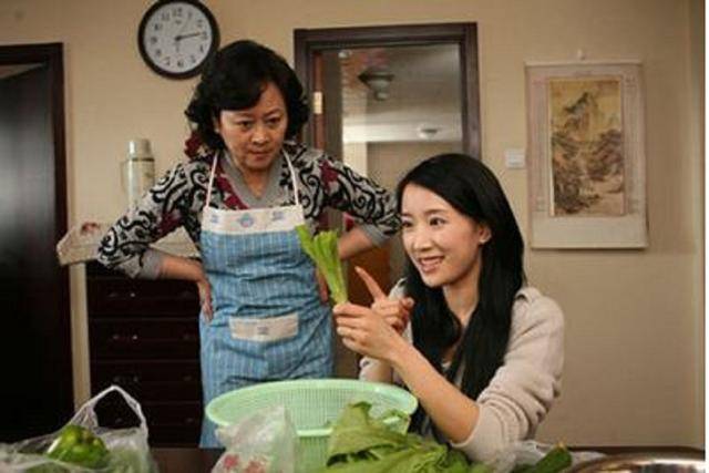 婆婆給我煲湯喝，6歲小姑子貪玩要跟我換碗，喂她一口我哽咽了