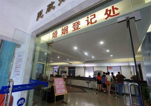 孩子才一歲，丈夫就催妻子出去找工作，妻子說句話，丈夫急哭了
