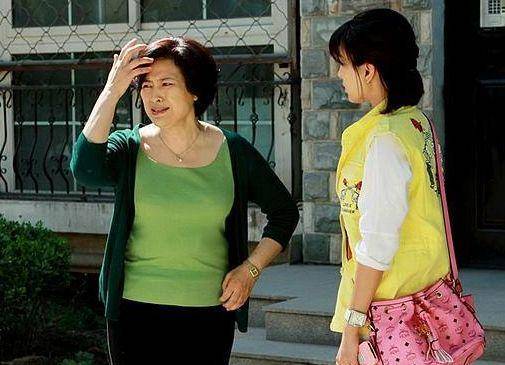 小姑子借錢不還，還把嫂子推倒在地上，隔天嫂子笑了，小姑子哭了