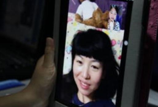 娘家坐月子，發視頻給老公看孩子，高興忘掛斷，傳出對話俺傻住