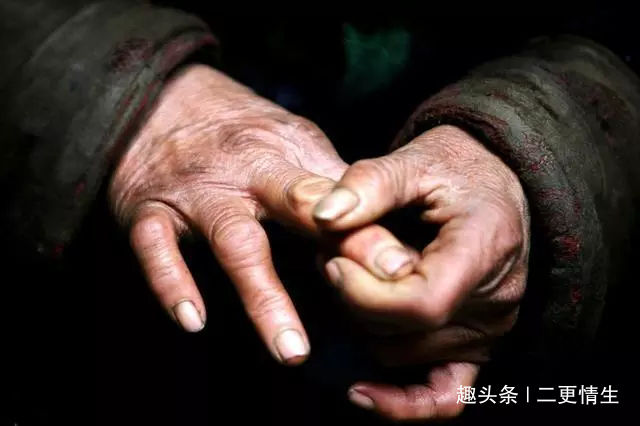 老人幫兒子還房貸，打工回家見到老伴模樣，他決定「報復」兒子