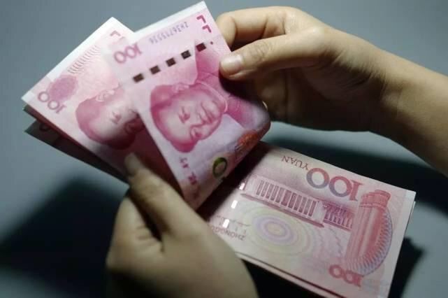 丈夫工資3萬，每月上交給妻子，妻子偷偷買房，刷卡時傻住