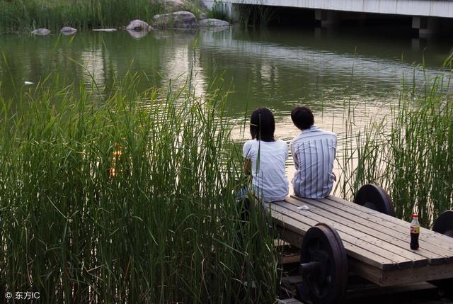 不聽父母勸而遠嫁，婚後兩年帶女兒回娘家，看到接站的人，我痛哭