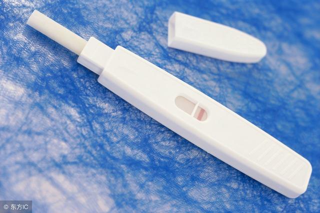 不聽父母勸而遠嫁，婚後兩年帶女兒回娘家，看到接站的人，我痛哭