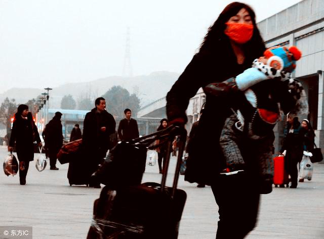 不聽父母勸而遠嫁，婚後兩年帶女兒回娘家，看到接站的人，我痛哭