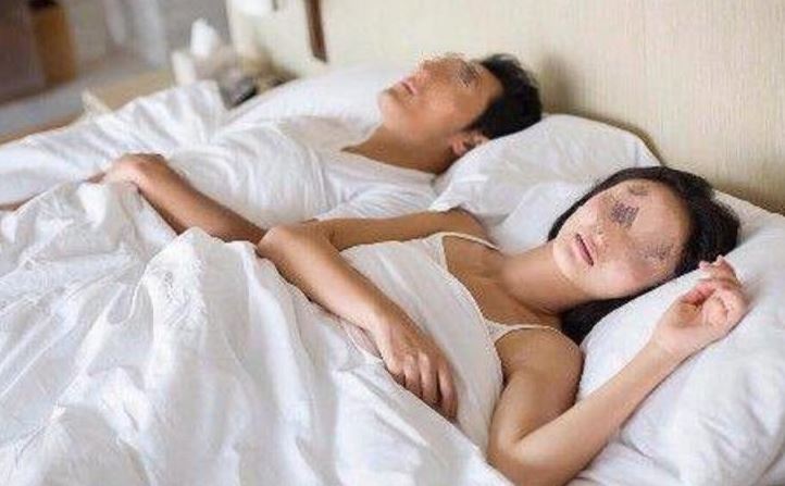 同居後男友不再碰我，半夜醒來一摸被子，我決定這輩子非他不嫁 