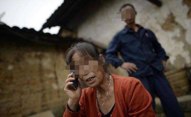 女兒意外去世，妻子瞞著丈夫3年，清明節女兒卻提著菜，回到家中
