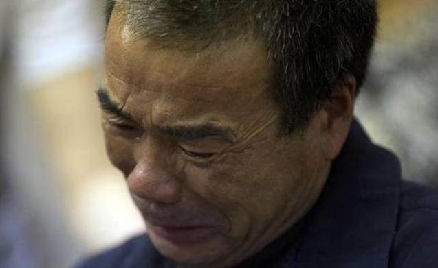 母親嫌父親窮，離婚11年後父親開保時捷回老家，卻看見一封遺囑