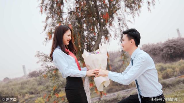 閨蜜和我前男友結婚，我不請自到並送上一禮物，現場炸開了鍋！