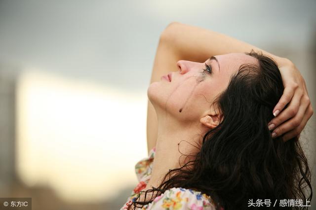 閨蜜和我前男友結婚，我不請自到並送上一禮物，現場炸開了鍋！