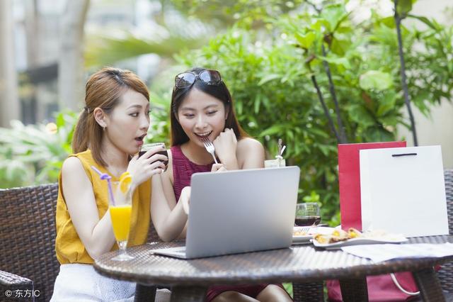 跟老公吵架回了娘家，嫂子橫眉冷對，隔門聽到對話，我眼淚直流！