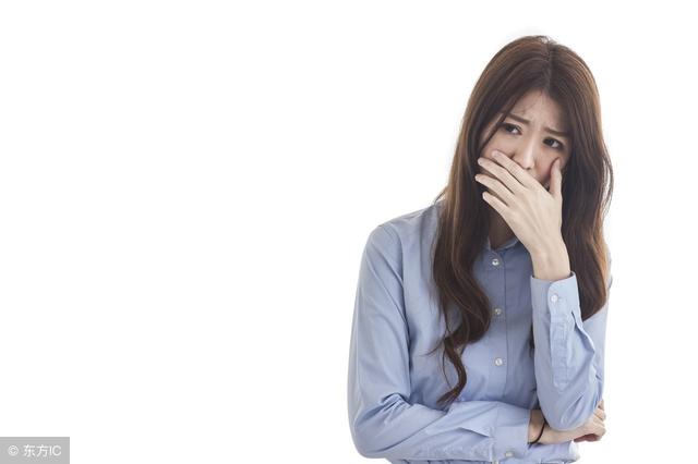 跟老公吵架回了娘家，嫂子橫眉冷對，隔門聽到對話，我眼淚直流！