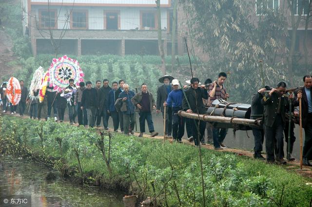 繼父突然去世，遺物中發現一本日記本和存摺，看完我哭成淚人！
