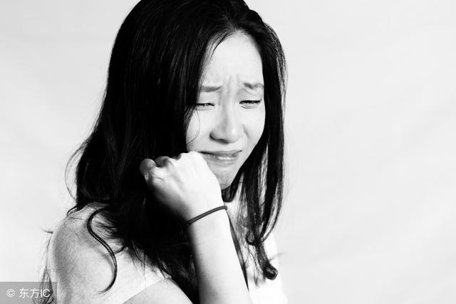 去前夫家接女兒，女兒哭著緊抱我不放，知其原因我選擇報警！