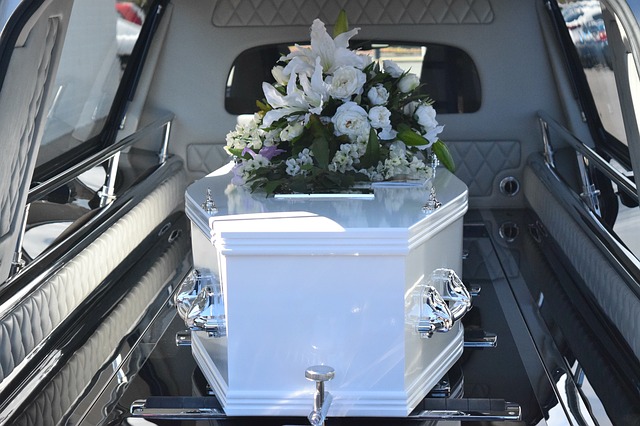 老公喊話「我要比你先死！」下一句「理由」讓她超崩潰：從事「殯葬業」就不能聽情話嗎… 