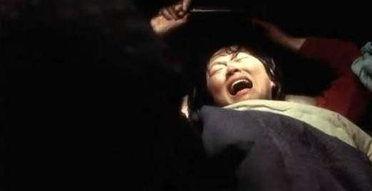 女大學生被拐賣給七旬老頭，新婚夜過後，女子扶著牆走：真的受不了！