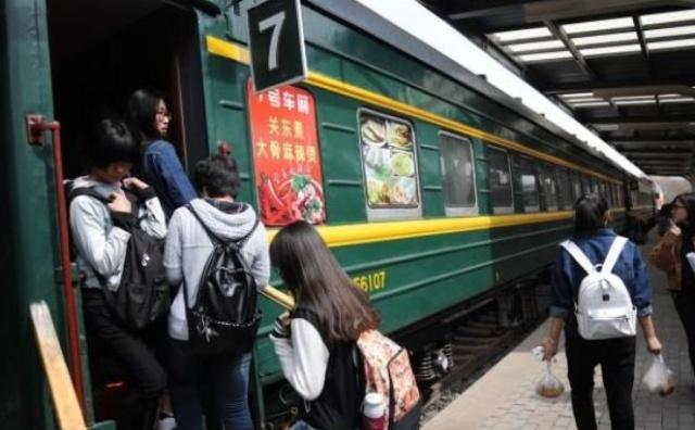 女員工坐火車出差，途中給孕婦讓座，第二天回公司，被老闆開除