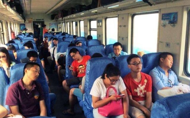 女員工坐火車出差，途中給孕婦讓座，第二天回公司，被老闆開除