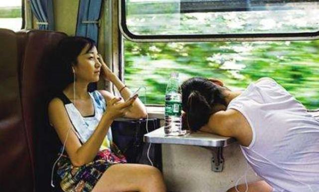 女員工坐火車出差，途中給孕婦讓座，第二天回公司，被老闆開除