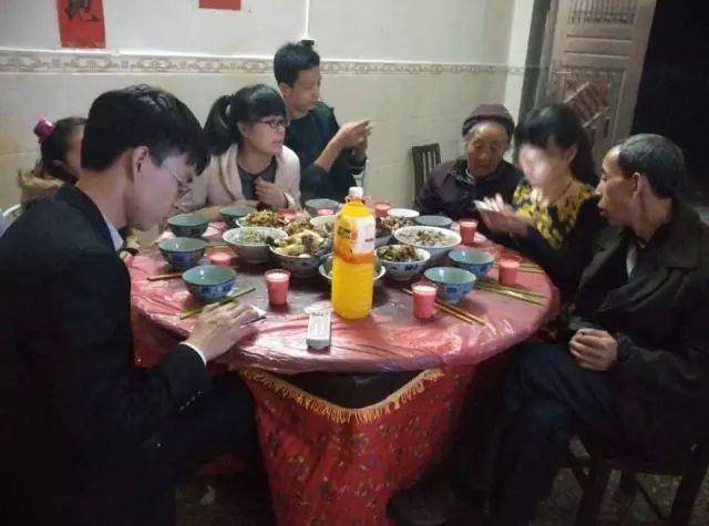 結婚剛半年，無意聽到鄰居對我的評論，丈夫果斷帶我搬家