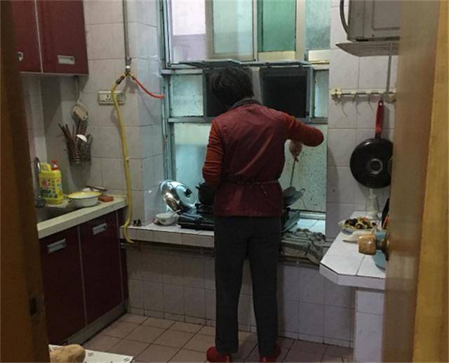 兒子婚後接我進城，每周六兒媳逼我跳廣場舞，提前回來我愣了