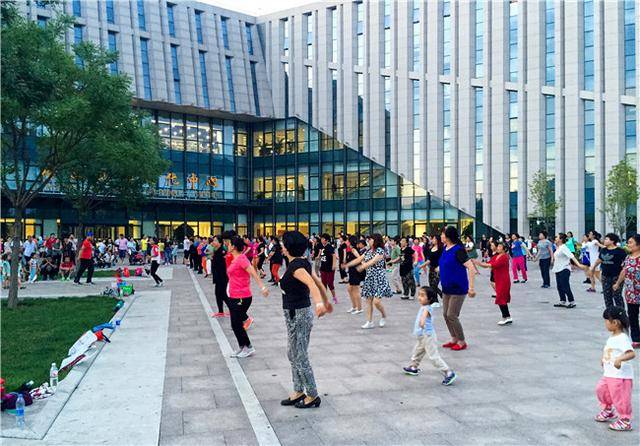 兒子婚後接我進城，每周六兒媳逼我跳廣場舞，提前回來我愣了