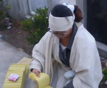 丈夫離世10年，俺帶著兒子給婆婆過生日，切蛋糕時兒子喊爸蒙了