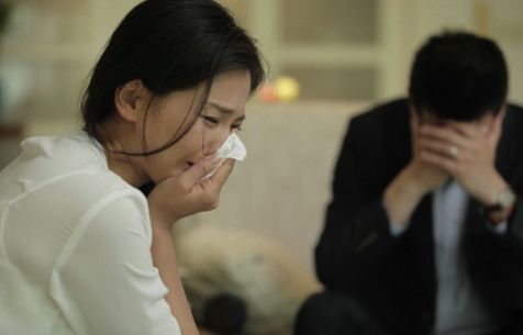 丈夫離世10年，俺帶著兒子給婆婆過生日，切蛋糕時兒子喊爸蒙了