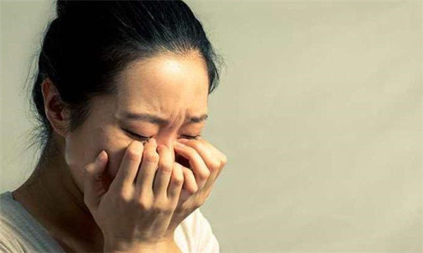 婆婆去世，兒媳送行燒了她的衣物，灰里發現一個鐵盒，掀開蒙住