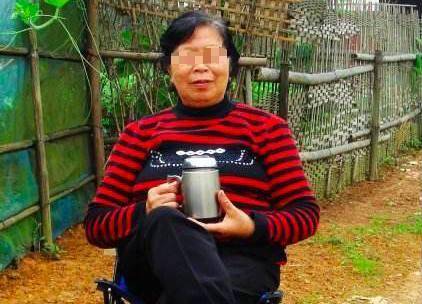 孕婦火車上借錢，路人紛紛躲避，母親借她800，從此要啥有啥