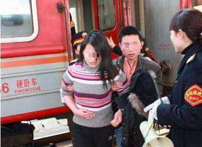 孕婦火車上借錢，路人紛紛躲避，母親借她800，從此要啥有啥