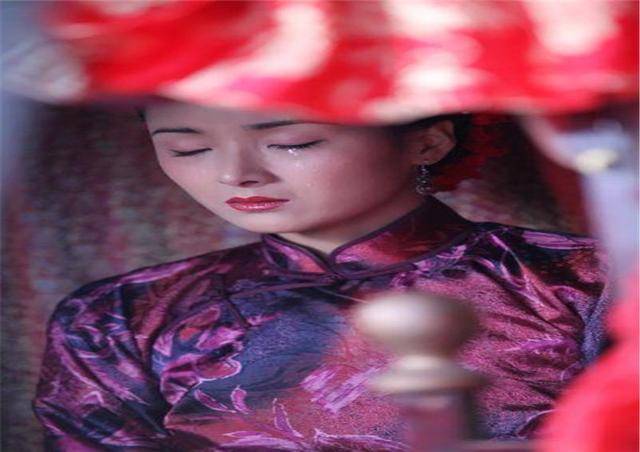 孕婦火車上借錢，路人紛紛躲避，母親借她800，從此要啥有啥